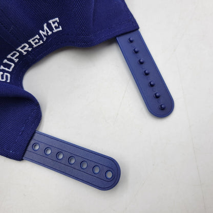 【中古美品】【メンズ】 SUPREME シュプリーム 26SS GOTHIC OUTLINE ADJUSTABLE NEW ERA ゴシック アウトライン アジャスタブル ニューエラ キャップ 帽子 185-260625-ya-20-izu サイズ：ONE SIZE カラー：ネイビー 万代Net店