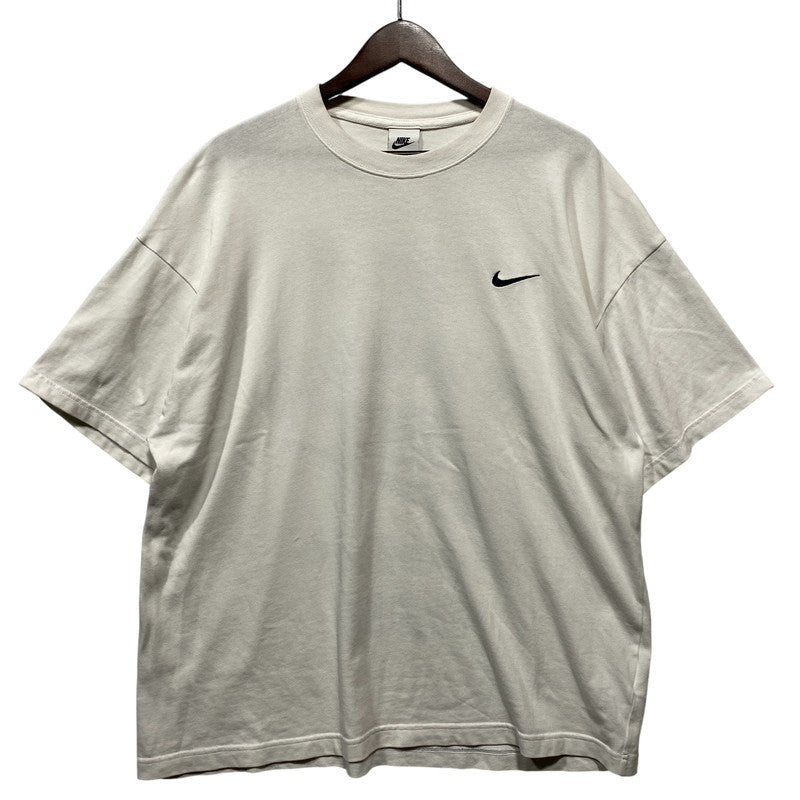 【中古品】【メンズ】 STUSSY ステューシー × NIKE ナイキ MEN'S T-SHIRT DV1774-100 メンズ Tシャツ コラボ 半袖 プリント トップス 142-260626-ay-04-izu サイズ：L カラー：ホワイト 万代Net店