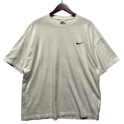【中古品】【メンズ】 STUSSY ステューシー × NIKE ナイキ MEN'S T-SHIRT DV1774-100 メンズ Tシャツ コラボ 半袖 プリント トップス 142-260626-ay-04-izu サイズ：L カラー：ホワイト 万代Net店