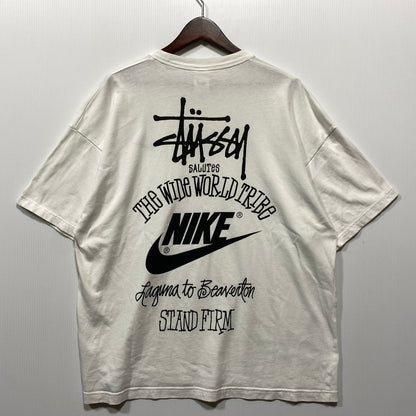 【中古品】【メンズ】 STUSSY ステューシー × NIKE ナイキ MEN'S T-SHIRT DV1774-100 メンズ Tシャツ コラボ 半袖 プリント トップス 142-260626-ay-04-izu サイズ：L カラー：ホワイト 万代Net店