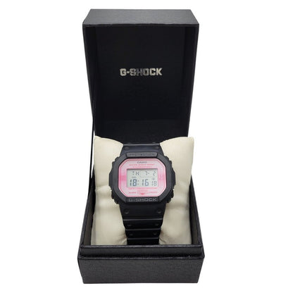 【中古品】【メンズ/レディース】 G-SHOCK ジーショック DIGITAL 5600 SERIES SAKURA STORM DW-5600TCB デジタル サクラストーム 腕時計 196-260704-as-14-izu サイズ：48.9 × 42.8 × 13.4 mm カラー：ブラック×ピンク 万代Net店