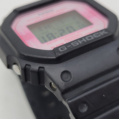 【中古品】【メンズ/レディース】 G-SHOCK ジーショック DIGITAL 5600 SERIES SAKURA STORM DW-5600TCB デジタル サクラストーム 腕時計 196-260704-as-14-izu サイズ：48.9 × 42.8 × 13.4 mm カラー：ブラック×ピンク 万代Net店