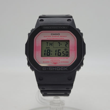 【中古品】【メンズ/レディース】 G-SHOCK ジーショック DIGITAL 5600 SERIES SAKURA STORM DW-5600TCB デジタル サクラストーム 腕時計 196-260704-as-14-izu サイズ：48.9 × 42.8 × 13.4 mm カラー：ブラック×ピンク 万代Net店
