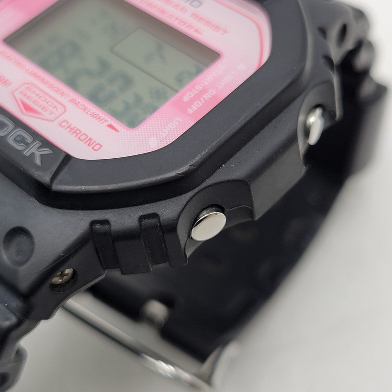 【中古品】【メンズ/レディース】 G-SHOCK ジーショック DIGITAL 5600 SERIES SAKURA STORM DW-5600TCB デジタル サクラストーム 腕時計 196-260704-as-14-izu サイズ：48.9 × 42.8 × 13.4 mm カラー：ブラック×ピンク 万代Net店