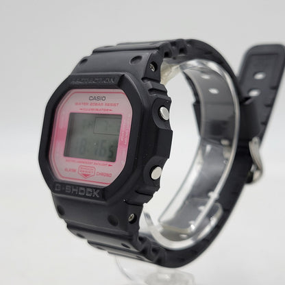 【中古品】【メンズ/レディース】 G-SHOCK ジーショック DIGITAL 5600 SERIES SAKURA STORM DW-5600TCB デジタル サクラストーム 腕時計 196-260704-as-14-izu サイズ：48.9 × 42.8 × 13.4 mm カラー：ブラック×ピンク 万代Net店