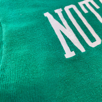 【中古品】【メンズ】 Champion チャンピオン NOTRE DAME 1 FOOTBALL TEE ノートルダム フットボール Tシャツ バータグ後期 146-260702-as-07-izu サイズ：M カラー：グリーン 万代Net店