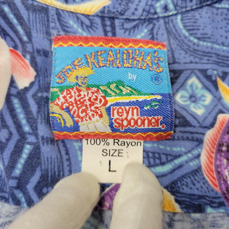 【現状渡し品】【メンズ】 REYN SPOONER レインスプーナー JOE KEALOHA'S ジョーケアロハス ハワイ製 SS RAYON ALOHA SHIRT ショートスリーブ レーヨン アロハ シャツ トップス 半袖 146-260706-cs-16-izu サイズ：L カラー：ブルー 万代Net店