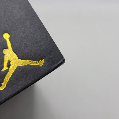【中古品】【レディース】 NIKE ナイキ AIR JORDAN 1 MID (GS) DR8423-517 エア ジョーダン 1 MID GS スニーカー シューズ 靴 166-260708-as-12-izu サイズ：23.5cm カラー：DARK CONCORD/TAXI-WHITE-BLACK 万代Net店