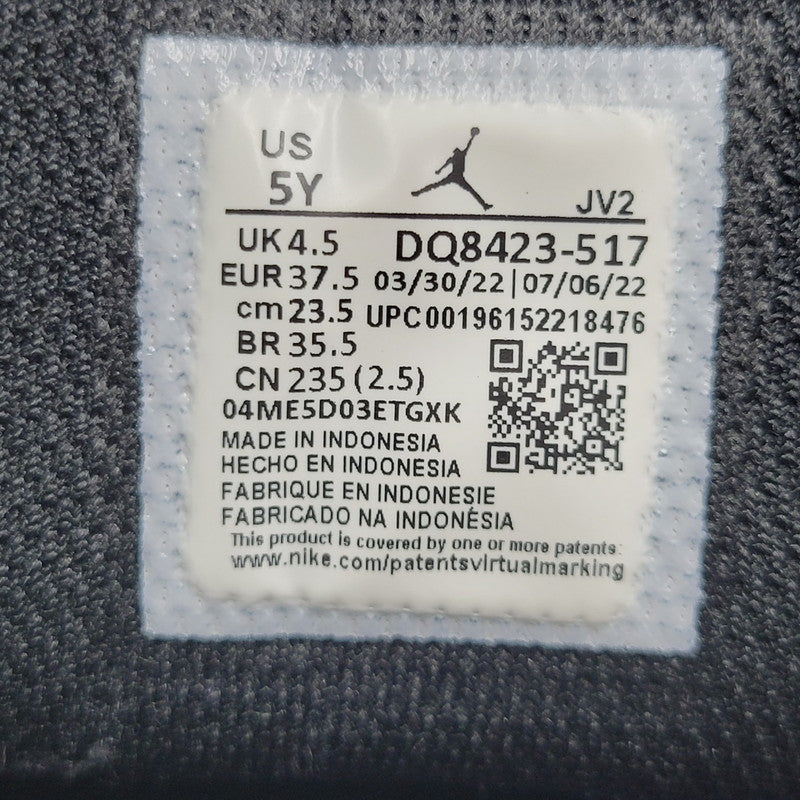 【中古品】【レディース】 NIKE ナイキ AIR JORDAN 1 MID (GS) DR8423-517 エア ジョーダン 1 MID GS スニーカー シューズ 靴 166-260708-as-12-izu サイズ：23.5cm カラー：DARK CONCORD/TAXI-WHITE-BLACK 万代Net店