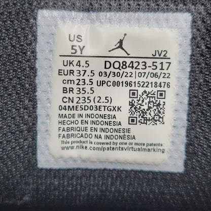 【中古品】【レディース】 NIKE ナイキ AIR JORDAN 1 MID (GS) DR8423-517 エア ジョーダン 1 MID GS スニーカー シューズ 靴 166-260708-as-12-izu サイズ：23.5cm カラー：DARK CONCORD/TAXI-WHITE-BLACK 万代Net店
