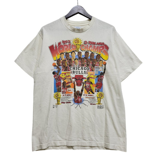 【中古品】【メンズ】 SALEM SPORTSWEAR サレム スポーツウェア USA製 両シングル CHICAGO BULLS 1993年 優勝記念 SS TEE シカゴ ブルズ ショートスリーブ Tシャツ トップス 146-260721-kh-02-izu サイズ：L カラー：ホワイト系 万代Net店