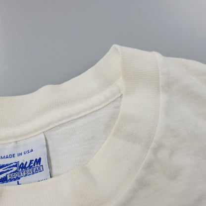【中古品】【メンズ】 SALEM SPORTSWEAR サレム スポーツウェア USA製 両シングル CHICAGO BULLS 1993年 優勝記念 SS TEE シカゴ ブルズ ショートスリーブ Tシャツ トップス 146-260721-kh-02-izu サイズ：L カラー：ホワイト系 万代Net店