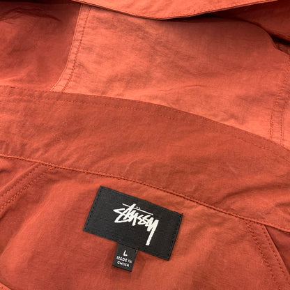 【中古品】【メンズ】 STUSSY ステューシー 115745 BEACH SHELL WAVE DYE ビーチ シェル ウェーブダイ ジャケット アウター 142-260720-kh-03-izu サイズ：L カラー：レッド系 万代Net店