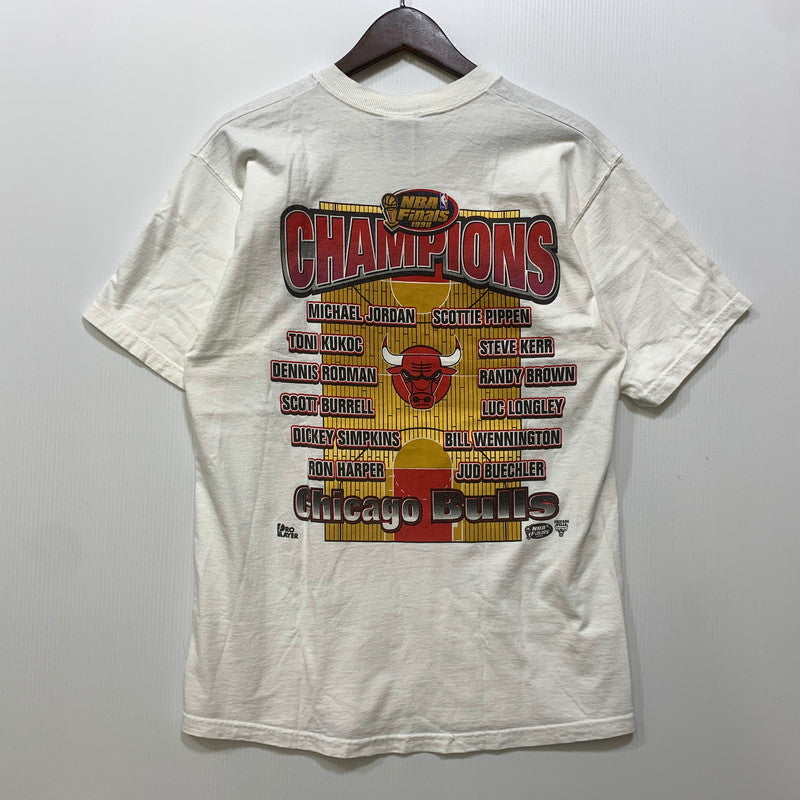 【中古品】【メンズ】 PRO PLAYER プロプレイヤー NBA FINALS 1998 CHAMPIONS CHICAGO BULLS SS TEE NBA ファイナル シカゴブルズ ショートスリーブ Tシャツ トップス 146-260725-kh-09-izu サイズ：M カラー：ホワイト 万代Net店
