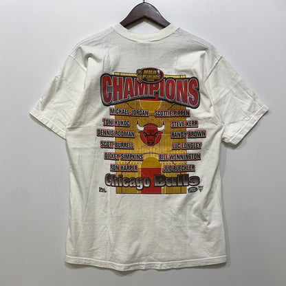 【中古品】【メンズ】 PRO PLAYER プロプレイヤー NBA FINALS 1998 CHAMPIONS CHICAGO BULLS SS TEE NBA ファイナル シカゴブルズ ショートスリーブ Tシャツ トップス 146-260725-kh-09-izu サイズ：M カラー：ホワイト 万代Net店