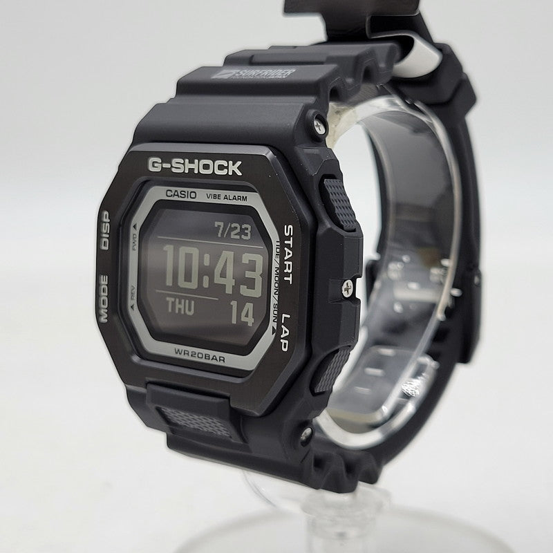 【中古美品】【メンズ/レディース】 G-SHOCK ジーショック G-LIDE SURFRIDER FOUNDATION JAPAN GBX-100SFJ-1JR コラボレーションモデル デジタル 腕時計 196-260723-as-05-izu サイズ：50.9 × 46 × 14.7 mm カラー：ブラック 万代Net店