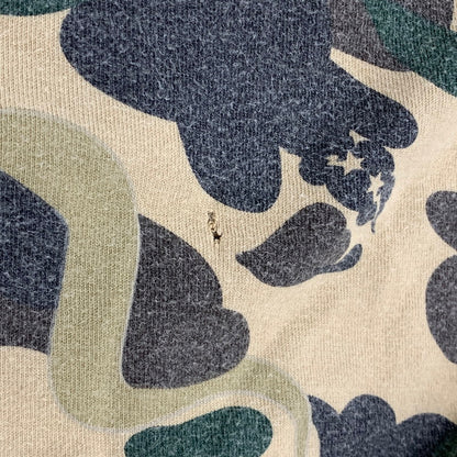 【中古品】【メンズ】 A BATHING APE アベイシングエイプ × KAWS カウズ 1ST CAMO BAPE LOGO S S TEE カモ ベイプ ロゴ ショートスリーブ Tシャツ トップス 半袖 142-260724-ya-10-izu サイズ：L カラー：ベージュ系 万代Net店