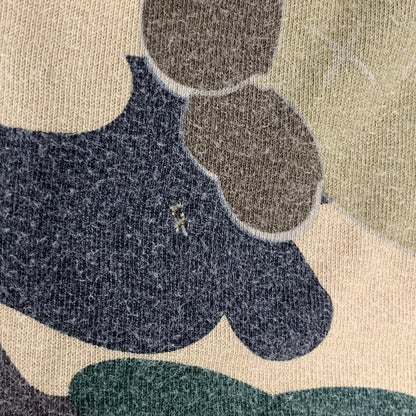 【中古品】【メンズ】 A BATHING APE アベイシングエイプ × KAWS カウズ 1ST CAMO BAPE LOGO S S TEE カモ ベイプ ロゴ ショートスリーブ Tシャツ トップス 半袖 142-260724-ya-10-izu サイズ：L カラー：ベージュ系 万代Net店