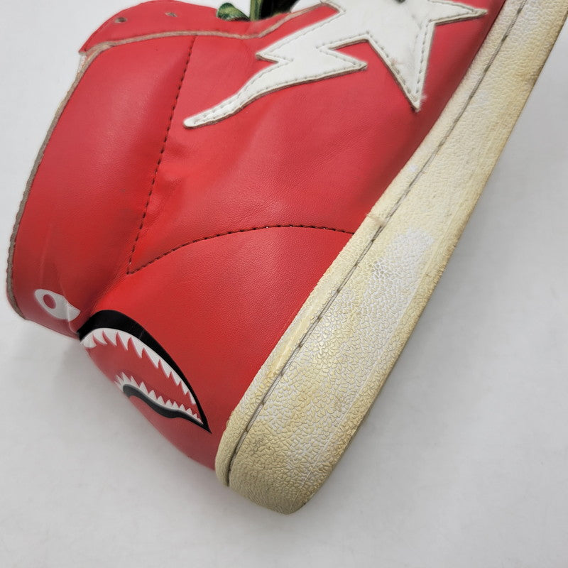 【現状渡し品】【メンズ】 A BATHING APE アベイシングエイプ SHARK LEATHER BIG TONGUE ULTRA SKULL STA HI シャーク レザー ビッグ タング ウルトラ スカル エスティーエー ハイ スニーカー 靴 162-260727-ya-15-izu サイズ：27.5cm カラー：レッド×ホワイト 万代Net店