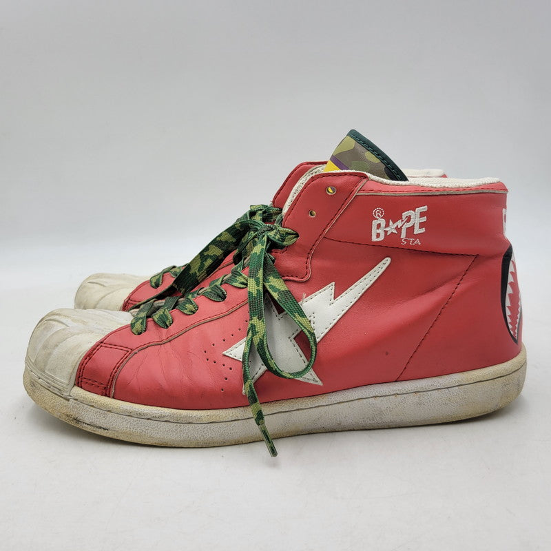 【現状渡し品】【メンズ】 A BATHING APE アベイシングエイプ SHARK LEATHER BIG TONGUE ULTRA SKULL STA HI シャーク レザー ビッグ タング ウルトラ スカル エスティーエー ハイ スニーカー 靴 162-260727-ya-15-izu サイズ：27.5cm カラー：レッド×ホワイト 万代Net店