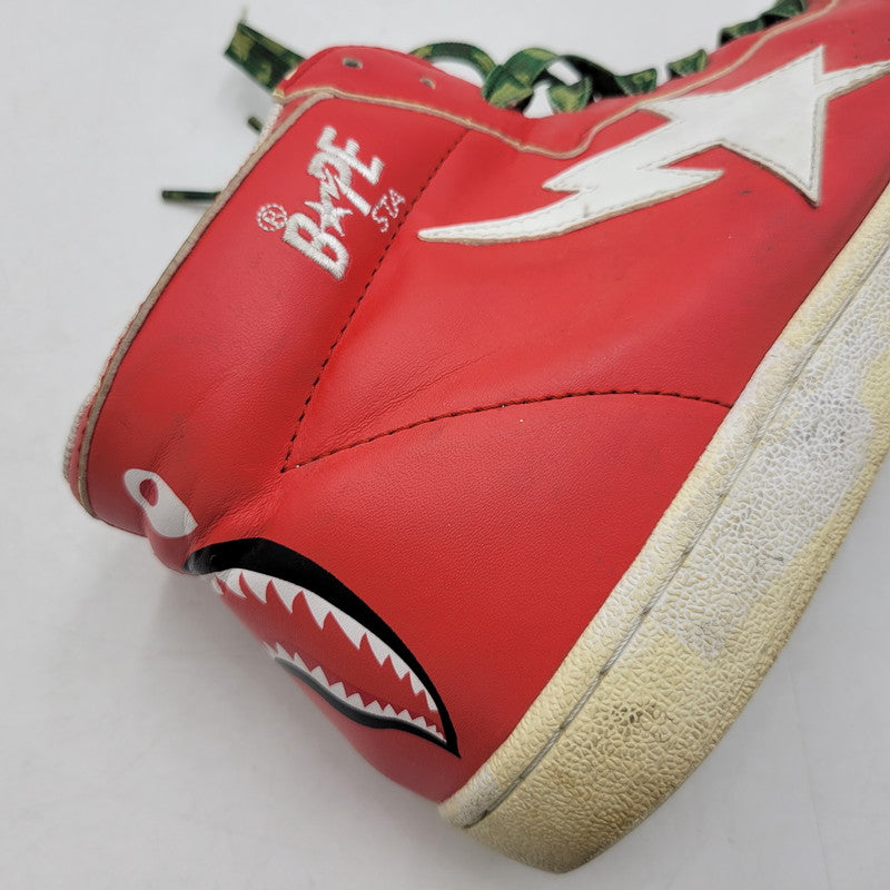 【現状渡し品】【メンズ】 A BATHING APE アベイシングエイプ SHARK LEATHER BIG TONGUE ULTRA SKULL STA HI シャーク レザー ビッグ タング ウルトラ スカル エスティーエー ハイ スニーカー 靴 162-260727-ya-15-izu サイズ：27.5cm カラー：レッド×ホワイト 万代Net店