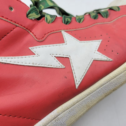 【現状渡し品】【メンズ】 A BATHING APE アベイシングエイプ SHARK LEATHER BIG TONGUE ULTRA SKULL STA HI シャーク レザー ビッグ タング ウルトラ スカル エスティーエー ハイ スニーカー 靴 162-260727-ya-15-izu サイズ：27.5cm カラー：レッド×ホワイト 万代Net店