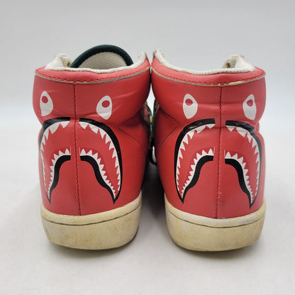 【現状渡し品】【メンズ】 A BATHING APE アベイシングエイプ SHARK LEATHER BIG TONGUE ULTRA SKULL STA HI シャーク レザー ビッグ タング ウルトラ スカル エスティーエー ハイ スニーカー 靴 162-260727-ya-15-izu サイズ：27.5cm カラー：レッド×ホワイト 万代Net店