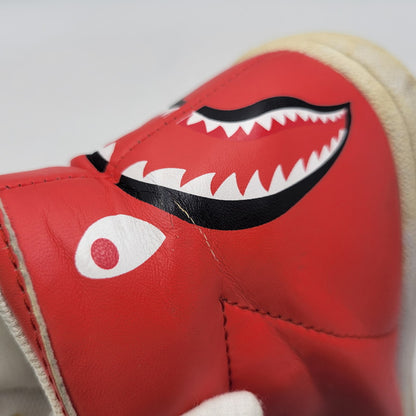 【現状渡し品】【メンズ】 A BATHING APE アベイシングエイプ SHARK LEATHER BIG TONGUE ULTRA SKULL STA HI シャーク レザー ビッグ タング ウルトラ スカル エスティーエー ハイ スニーカー 靴 162-260727-ya-15-izu サイズ：27.5cm カラー：レッド×ホワイト 万代Net店