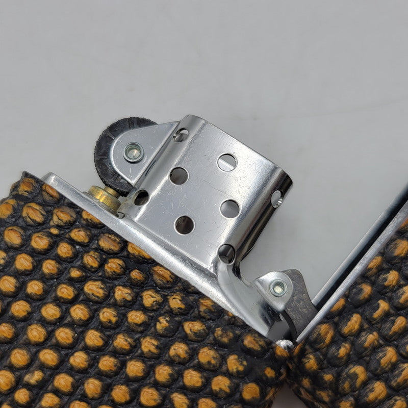 【中古品】【メンズ/レディース】 ZIPPO ジッポ LIZARD SKIN LEATHER 22年製 喫煙具 ライター 206-260727-as-02-izu カラー：ブラウン系×ブラック 万代Net店