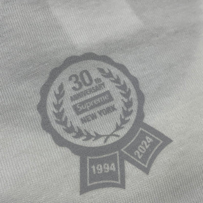 【中古品】【メンズ】 SUPREME シュプリーム 30TH ANNIVERSARY FIRST TEE 30周年 ファースト Tシャツ トップス 149-260728-kh-13-izu サイズ：M カラー：ホワイト 万代Net店