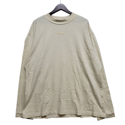 【中古品】【メンズ】 FEAR OF GOD ESSENTIALS フィア オブ ゴッド エッセンシャルズ RUBBER CENTER LOGO ラバー センター ロゴ L S TEE ロングスリーブ Tシャツ トップス 長袖 142-260802-ya-01-izu サイズ：XL カラー：ベージュ 万代Net店
