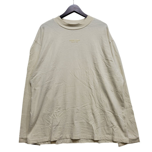 【中古品】【メンズ】 FEAR OF GOD ESSENTIALS フィア オブ ゴッド エッセンシャルズ RUBBER CENTER LOGO ラバー センター ロゴ L S TEE ロングスリーブ Tシャツ トップス 長袖 142-260802-ya-01-izu サイズ：XL カラー：ベージュ 万代Net店