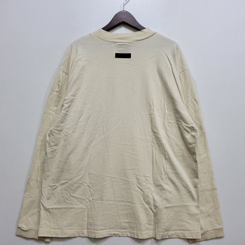 【中古品】【メンズ】 FEAR OF GOD ESSENTIALS フィア オブ ゴッド エッセンシャルズ RUBBER CENTER LOGO ラバー センター ロゴ L S TEE ロングスリーブ Tシャツ トップス 長袖 142-260802-ya-01-izu サイズ：XL カラー：ベージュ 万代Net店