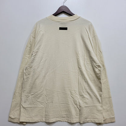 【中古品】【メンズ】 FEAR OF GOD ESSENTIALS フィア オブ ゴッド エッセンシャルズ RUBBER CENTER LOGO ラバー センター ロゴ L S TEE ロングスリーブ Tシャツ トップス 長袖 142-260802-ya-01-izu サイズ：XL カラー：ベージュ 万代Net店