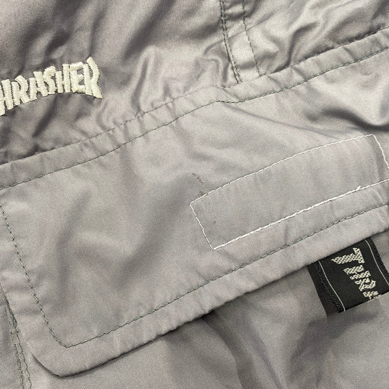 【現状渡し品】【メンズ】 THRASHER スラッシャー 90’S GIMMICK NYLON CARGO PANTS ギミック ナイロン カーゴ パンツ ボトムス 157-260806-yn-01-izu サイズ：34 カラー：グレー 万代Net店