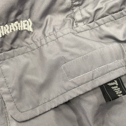 【現状渡し品】【メンズ】 THRASHER スラッシャー 90’S GIMMICK NYLON CARGO PANTS ギミック ナイロン カーゴ パンツ ボトムス 157-260806-yn-01-izu サイズ：34 カラー：グレー 万代Net店