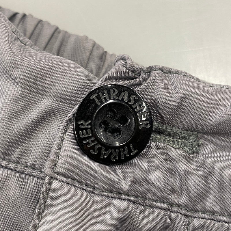 【現状渡し品】【メンズ】 THRASHER スラッシャー 90’S GIMMICK NYLON CARGO PANTS ギミック ナイロン カーゴ パンツ ボトムス 157-260806-yn-01-izu サイズ：34 カラー：グレー 万代Net店