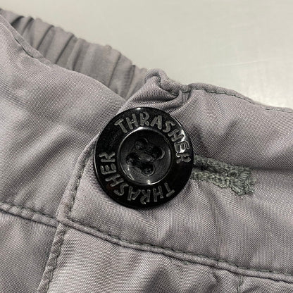 【現状渡し品】【メンズ】 THRASHER スラッシャー 90’S GIMMICK NYLON CARGO PANTS ギミック ナイロン カーゴ パンツ ボトムス 157-260806-yn-01-izu サイズ：34 カラー：グレー 万代Net店