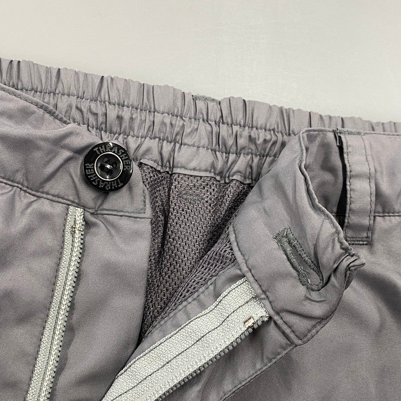 【現状渡し品】【メンズ】 THRASHER スラッシャー 90’S GIMMICK NYLON CARGO PANTS ギミック ナイロン カーゴ パンツ ボトムス 157-260806-yn-01-izu サイズ：34 カラー：グレー 万代Net店