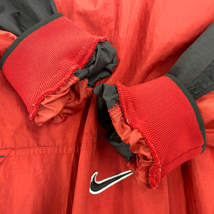 【中古品】【メンズ】 NIKE ナイキ タイ製 CENTER SWOOSH NYLON PULLOVER SHIRT センター スウッシュ ナイロン プルオーバー シャツ トップス 長袖 146-260807-cs-06-izu サイズ：XXL カラー：レッド 万代Net店