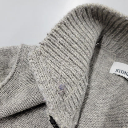 【中古品】【メンズ】 STONE ISLAND ストーンアイランド STANDCOLLAR CARDIGAN 611550LA3 スタンドカラーカーディガン 141-260808-as-01-izu サイズ：M カラー：グレー 万代Net店