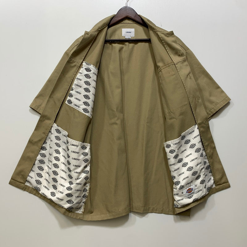 【中古品】【メンズ】 LIBERE リベーレ × DICKIES ディッキーズ 222201 PLUS WORK SHIRTS プラスワークシャツ トップス 半袖 142-260818-ya-09-izu サイズ：L カラー：ベージュ 万代Net店