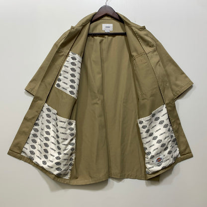 【中古品】【メンズ】 LIBERE リベーレ × DICKIES ディッキーズ 222201 PLUS WORK SHIRTS プラスワークシャツ トップス 半袖 142-260818-ya-09-izu サイズ：L カラー：ベージュ 万代Net店