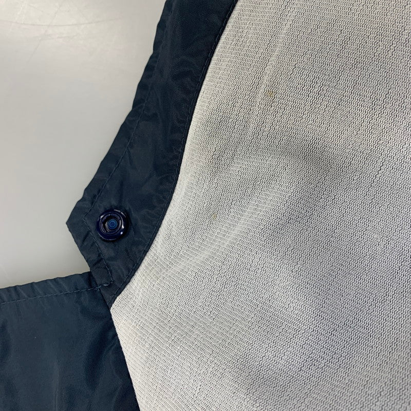 【中古品】【メンズ】 UNITED ATHLE ユナイテッドアスレ FUCK THE WORLD W CROSS PRINT COACH JACKET クロス プリント コーチ ジャケット アウター 146-260828-cs-20-izu サイズ：L カラー：ネイビー 万代Net店