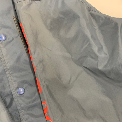 【中古品】【メンズ】 UNITED ATHLE ユナイテッドアスレ FUCK THE WORLD W CROSS PRINT COACH JACKET クロス プリント コーチ ジャケット アウター 146-260828-cs-20-izu サイズ：L カラー：ネイビー 万代Net店