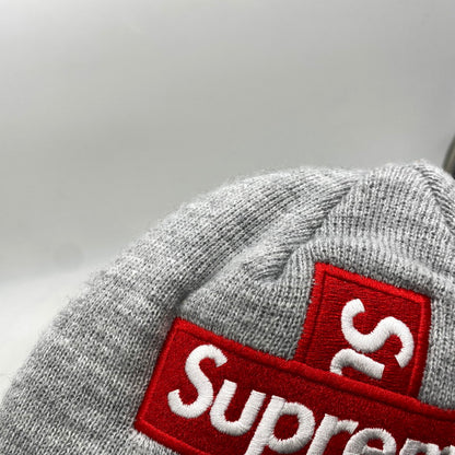 【中古品】【メンズ/レディース】 SUPREME×NEWERA シュプリーム ニューエラ 20AW CROSS BOX LOGO BEANIE クロス ボックス ロゴ ビーニー 帽子 185-260810-cs-14-izu サイズ：F カラー：グレー 万代Net店