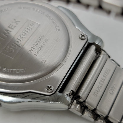 【中古品】【メンズ/レディース】 Supreme シュプリーム × TIMEX タイメックス DIGITAL WATCH TW2U03500 デジタルウォッチ 腕時計 197-260811-as-01-izu カラー：シルバー×ブラック 万代Net店