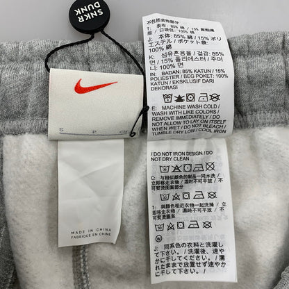 【中古品】【メンズ】 STUSSY×NIKE ステューシー ナイキ DC4227-050 INTERNATIONAL SWEATPANTS インターナショナル スウェットパンツ ボトムス ズボン 153-260812-cs-03-izu サイズ：S カラー：グレー 万代Net店