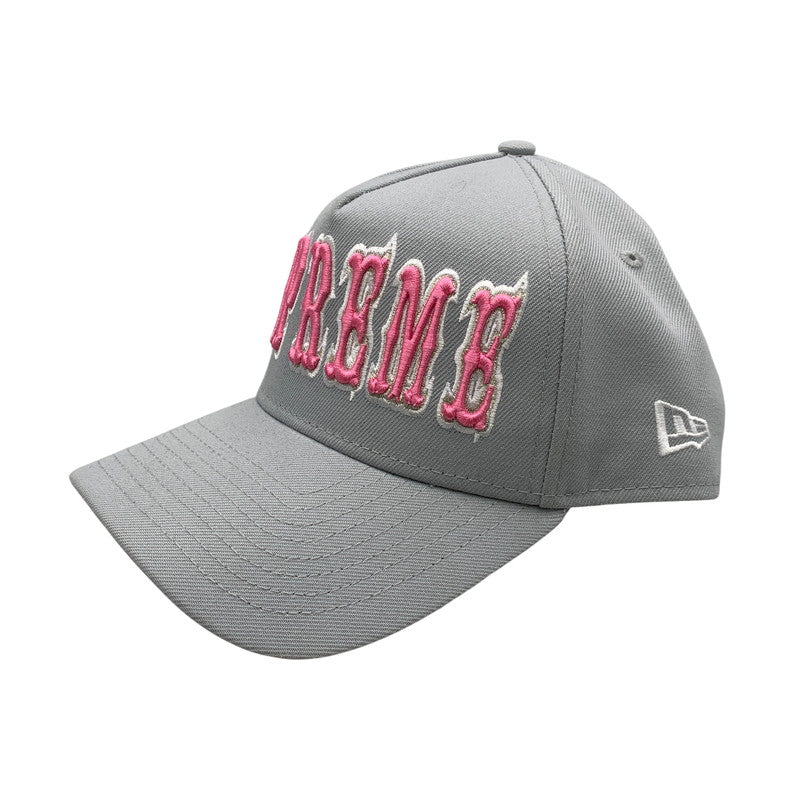 【中古品】【メンズ】 SUPREME シュプリーム × NEWERA ニューエラ GOTHIC OUTLINE ADJUSTABLE ゴシック アウトライン アジャスタブル 帽子 キャップ 185-260813-kh-07-izu サイズ：F カラー：グレー 万代Net店