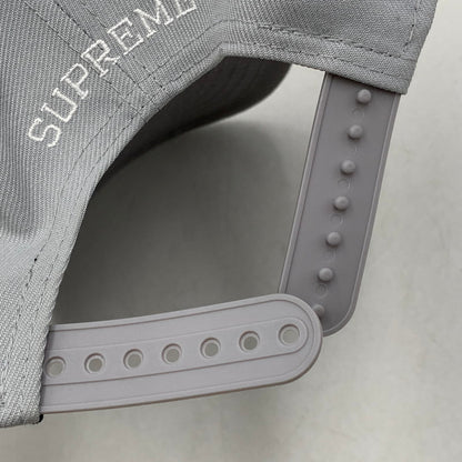 【中古品】【メンズ】 SUPREME シュプリーム × NEWERA ニューエラ GOTHIC OUTLINE ADJUSTABLE ゴシック アウトライン アジャスタブル 帽子 キャップ 185-260813-kh-07-izu サイズ：F カラー：グレー 万代Net店